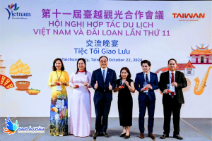 Hình ảnh Ông Nguyễn Đức Minh Trí (phải) - Tổng Giám Đốc Công Ty TNHH Truyền Thông Du Lịch Nam Á Châu chụp hình cùng Top 5 công ty du lịch bên cạnh Cục Trưởng Cục Du Lịch Đài Loan.